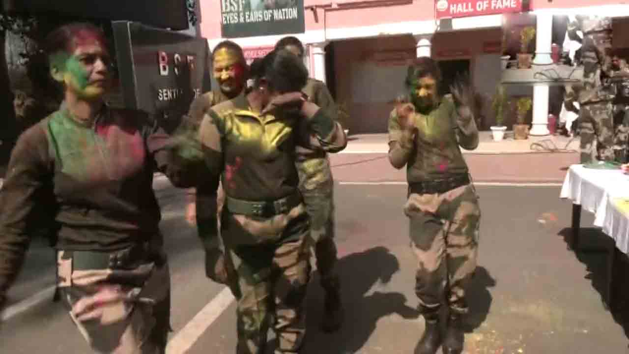 Holi Celebrations | సరిహద్దుల్లో బీఎస్‌ఎఫ్‌ జవాన్‌ల హోలీ సంబురాలు.. వీడియోలు