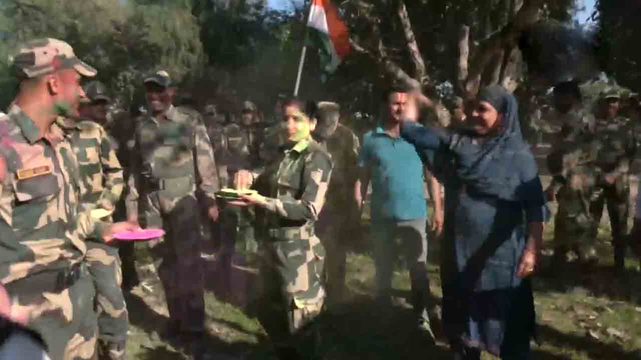 Holi Festival | గ్రామస్తులతో కలిసి హోలీ పండుగ జరుపుకున్న బీఎస్‌ఎఫ్‌ జవాన్‌లు..వీడియో