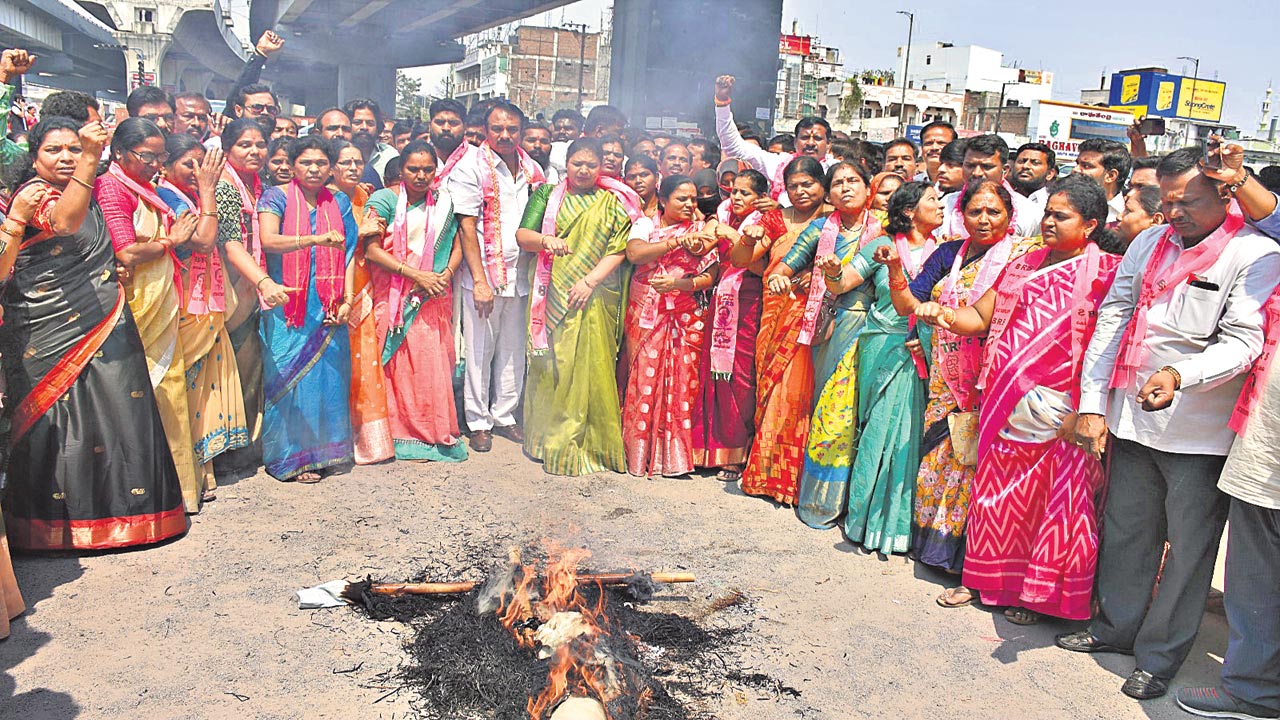 బండి వ్యాఖ్యలపై భగ్గు