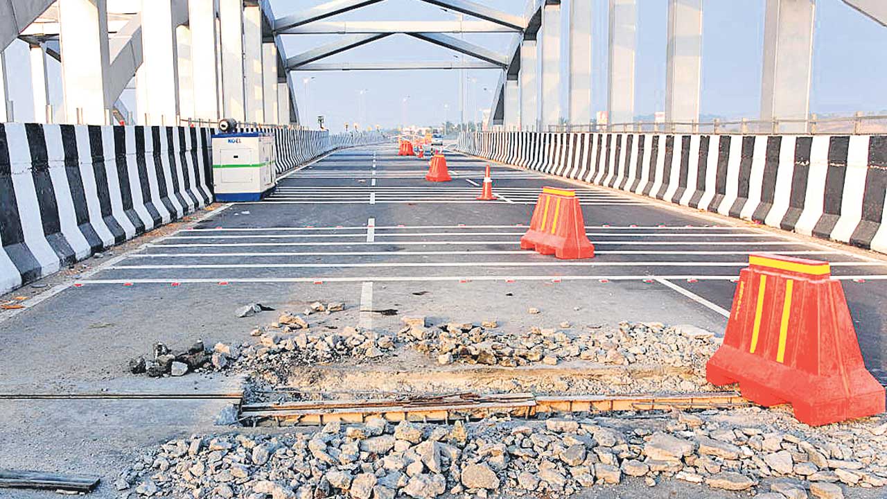 మోదీ ప్రారంభించిన మూడో రోజే గుంతలు