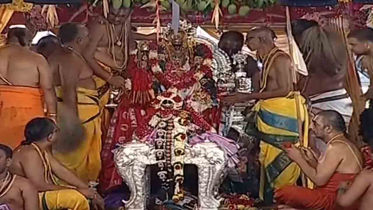 Sri SeethaRama Kalyanam | భద్రాచలంలో అంగరంగ వైభవంగా శ్రీసీతారాముల కల్యాణం