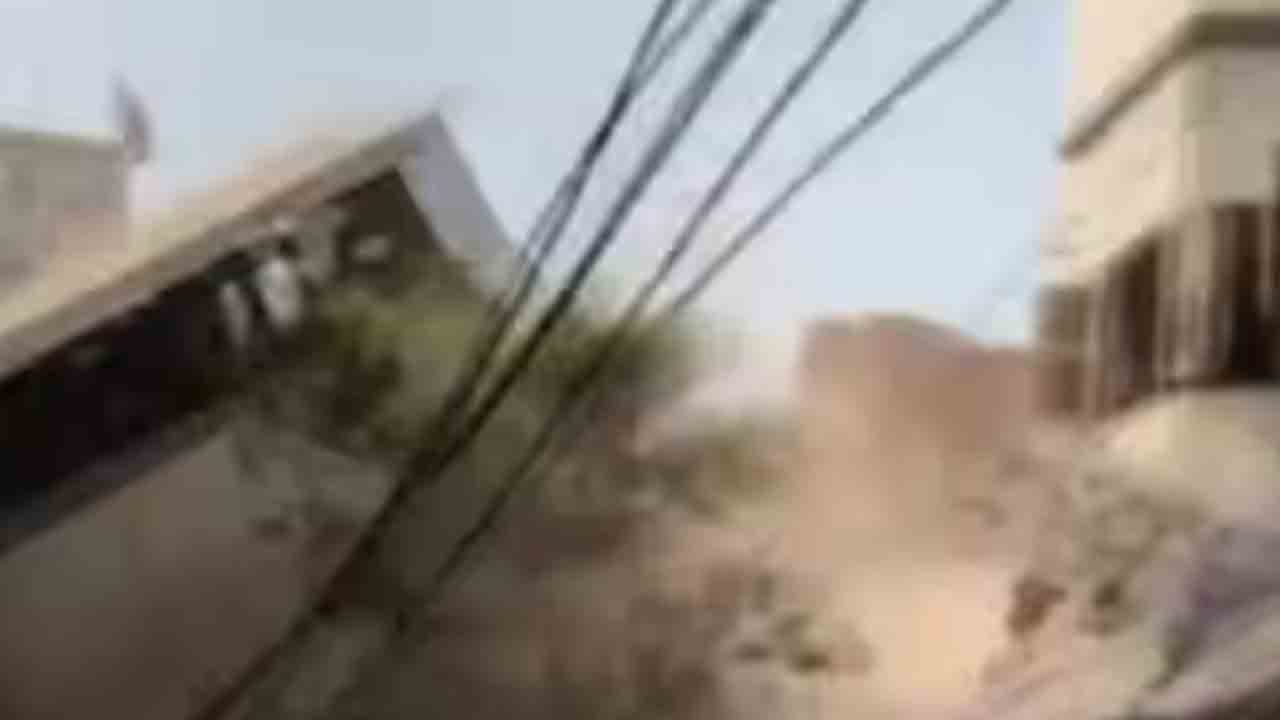 Watch: ఉన్నట్టుండి కూలిన బిల్డింగ్.. వీడియో వైరల్