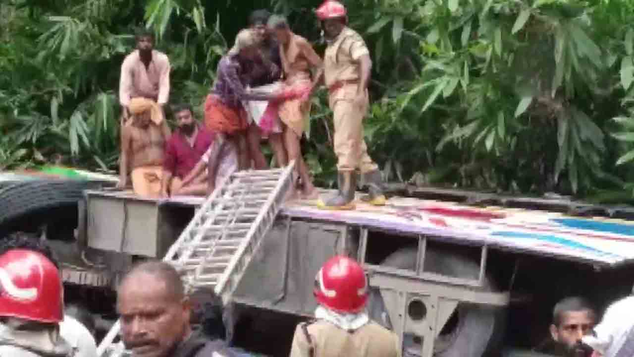 Bus accident | అయ్యప్ప భక్తులతో వెళ్తూ లోయలో పడిన బస్సు.. 60 మందికి గాయాలు