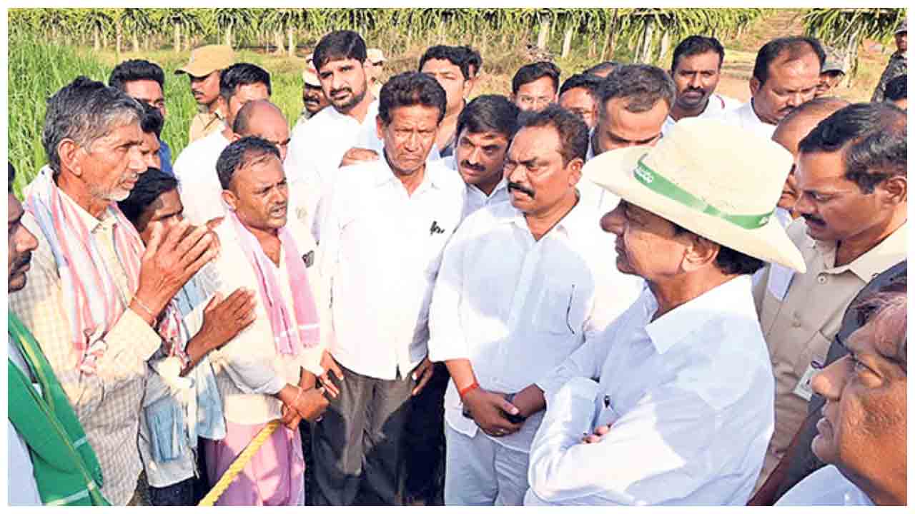 CM KCR PHOTOS | రైతన్నా.. నేనున్నా.. అకాల వర్షాలకు పంట నష్టపోయిన రైతు భుజం తట్టిన సీఎం కేసీఆర్‌