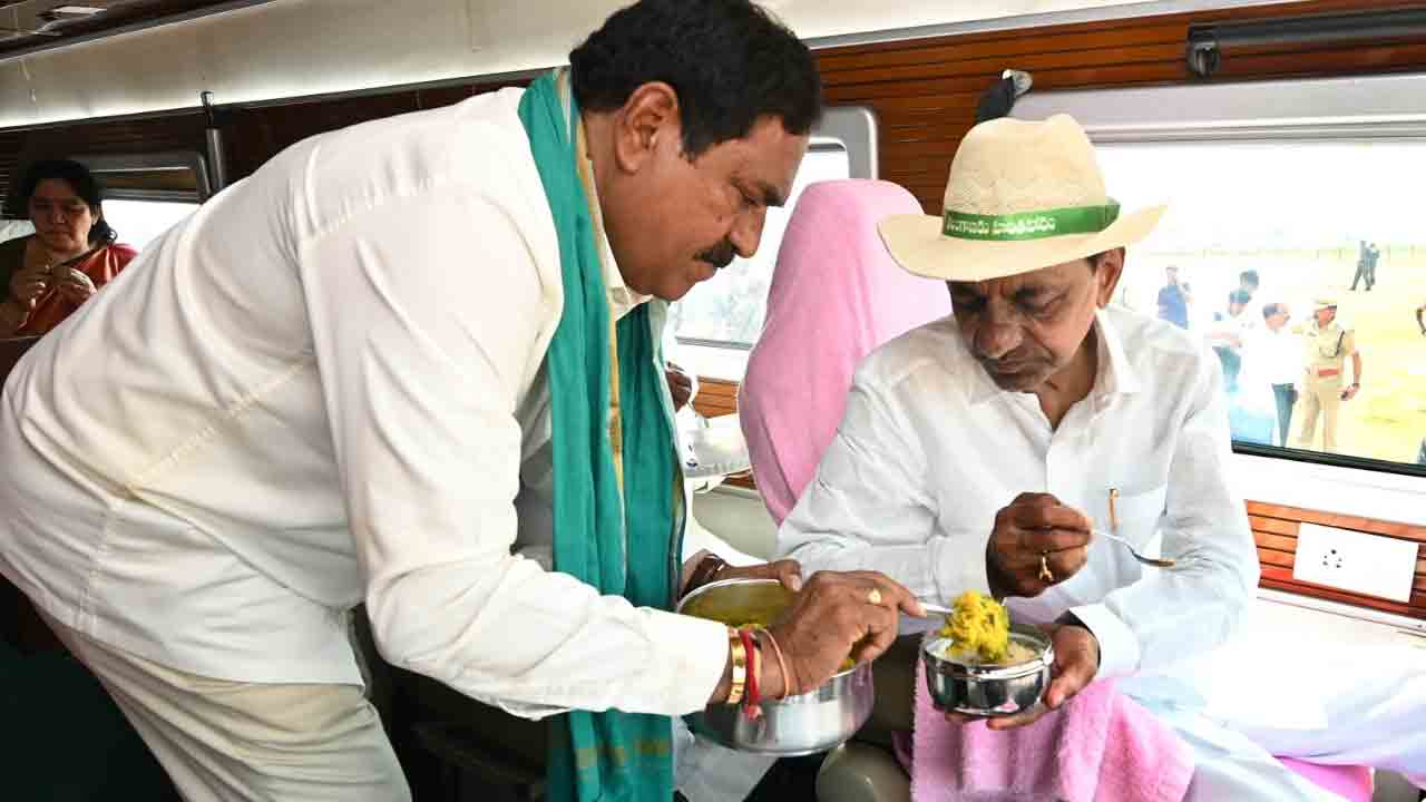 CM KCR | అకాల వర్షాలతో పంటలకు నష్టం.. ప్రభావిత ప్రాంతాల్లో సీఎం కేసీఆర్‌ పర్యటన.. బస్సులోనే ఇంటి భోజనం చేసిన ముఖ్యమంత్రి