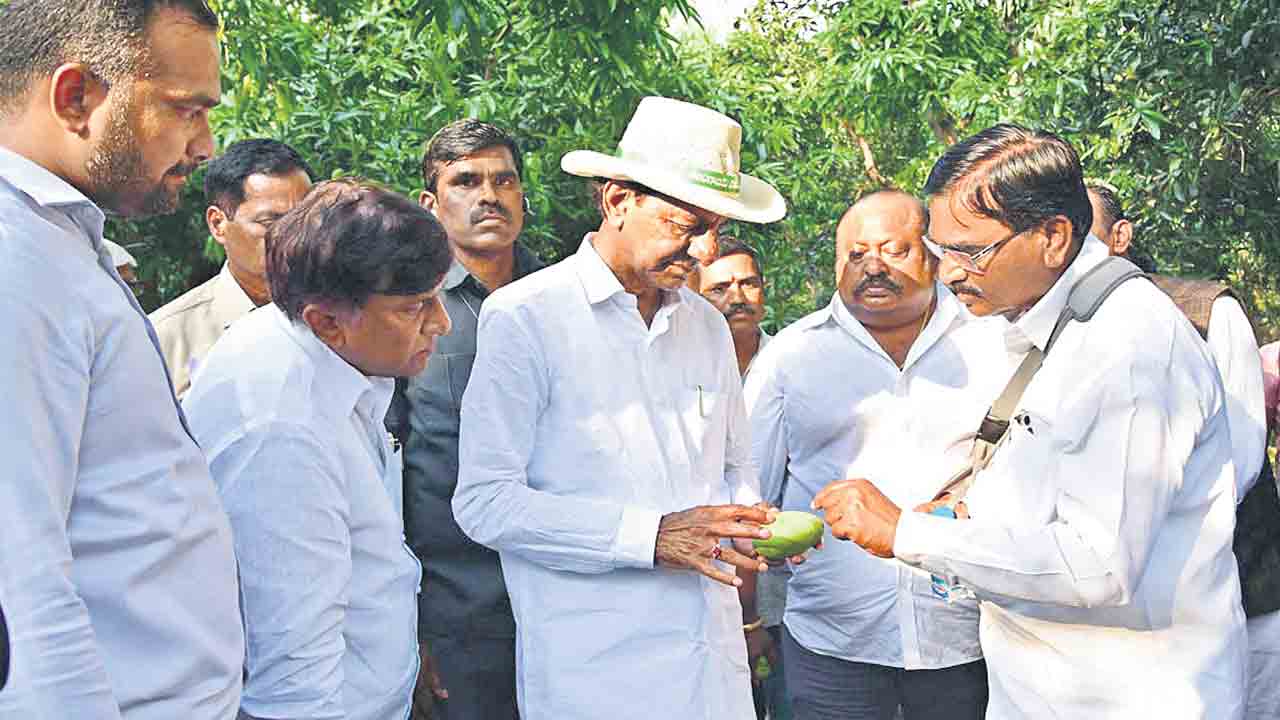 CM KCR | మీరే సార్‌.. మా ధైర్యం.. సీఎం కేసీఆర్‌తో కరీంనగర్‌ రైతులు