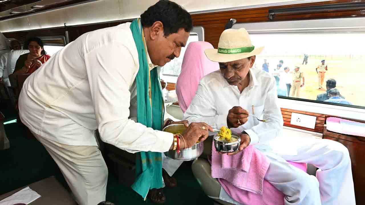 CM KCR | కాలే జ్వరంతో మండుటెండలో.. బస్సులోనే సద్దిబువ్వ తిన్న పెద్ద రైతు