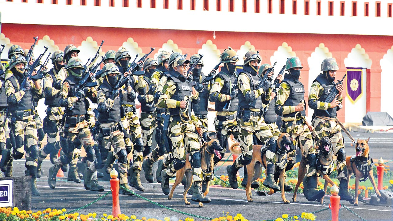 ఆకట్టుకున్న సీఐఎస్‌ఎఫ్‌ విన్యాసాలు