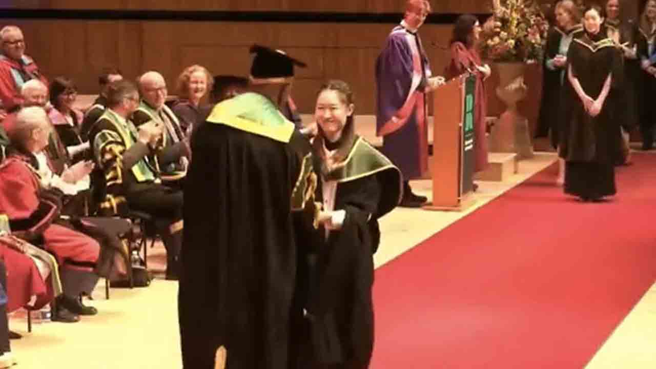 Viral video | డిగ్రీ పట్టా స్వీకారోత్సవంలో చైనా యువతి సర్కస్‌ స్టంట్‌.. నెటిజన్‌లు ఫిదా..!