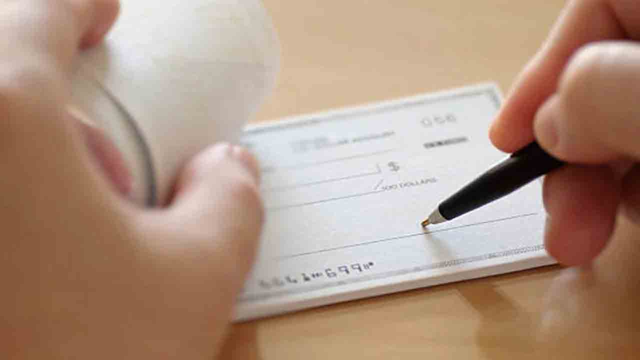 Cheque Bounce | సినిమా అవార్డు గ్రహీతలకు ఇచ్చిన చెక్కులు బౌన్స్.. అస్సాం ప్రభుత్వంపై విమర్శలు