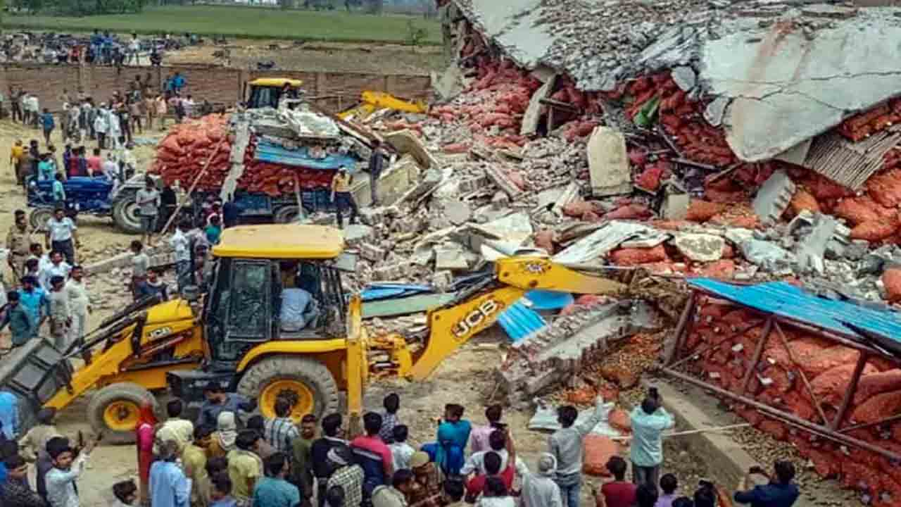 Cold Storage | కూలిన కోల్డ్ స్టోరేజ్‌.. 8 మంది మృతి, శిథిలాల కింద చిక్కుకున్న కొందరు