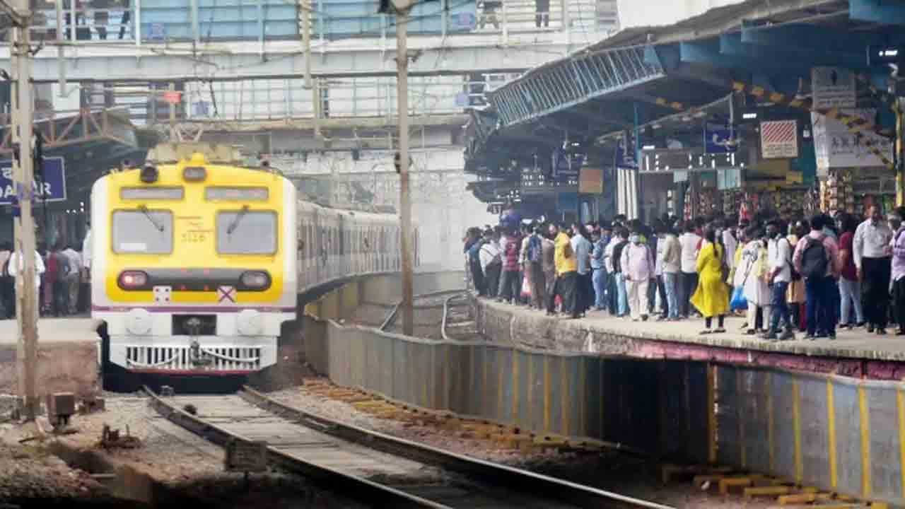 Women’s Day: మహిళా దినోత్సవం రోజున.. నల్ల రిబ్బన్లు ధరించిన మహిళా ప్రయాణికులు, ఎందుకంటే?