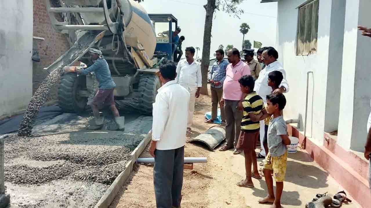 మునుగోడు వీధులకు సీసీ కళ