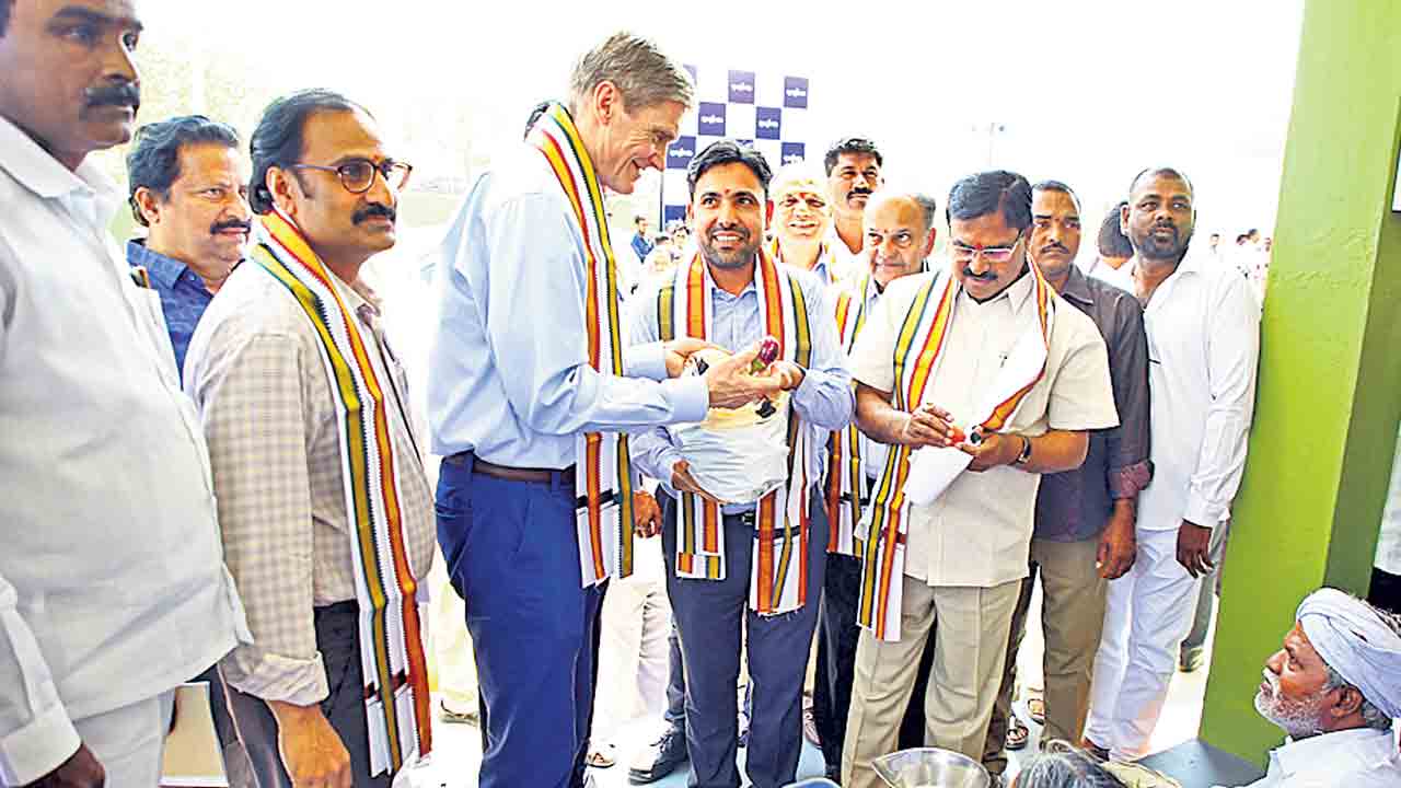 3.4 కోట్లతో వే సైడ్‌ మార్కెట్‌