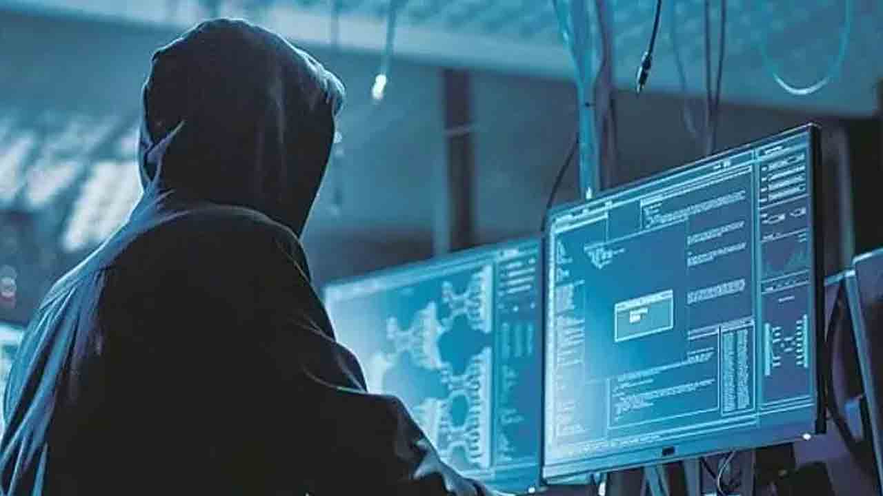 Cyber Cheaters | నయా సైబర్‌ మోసం.. ప్రముఖుల వివరాలతో క్రెడిట్‌ కార్డులు.. లక్షల్లో కొనుగోళ్లు