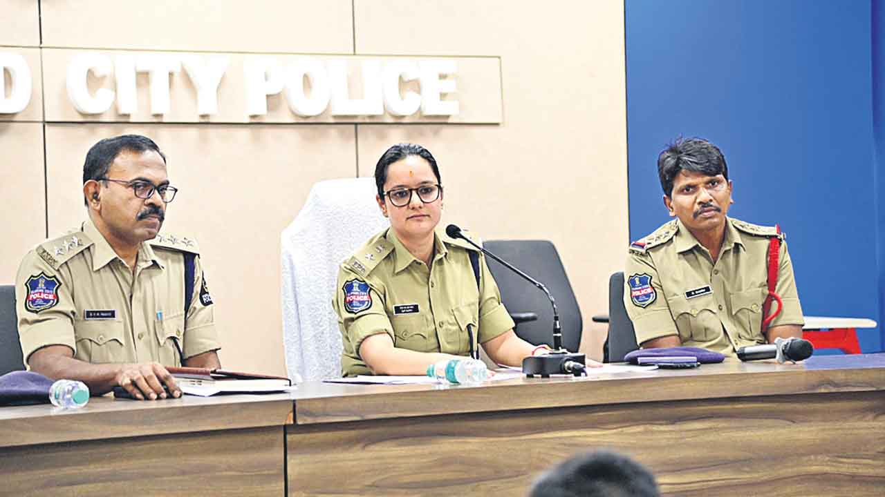 మార్ఫింగ్ చేస్తే కేసులే.. ట్రోలర్స్పై పోలీసుల ఉక్కుపాదం