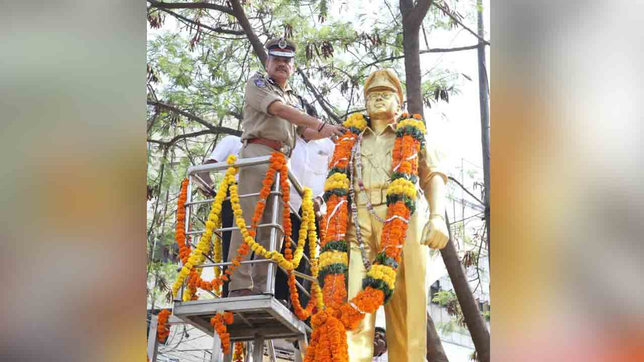 Tribute | దివంగత ఐపీఎస్‌ ఉమేష్‌ చంద్రకు డీజీపీ నివాళి