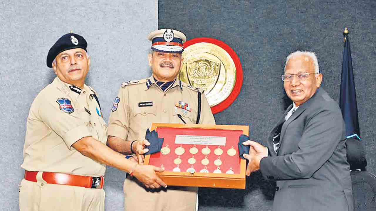 పోలీసులు మరిన్ని పతకాలు సాధించాలి