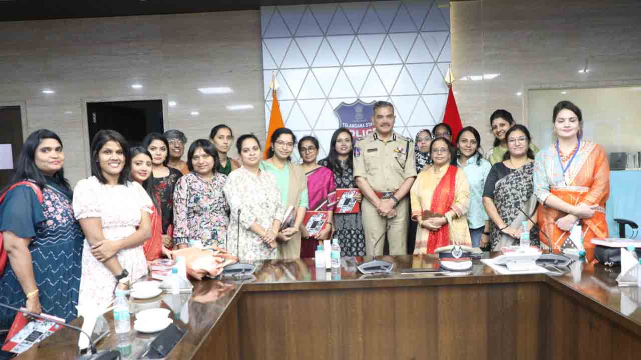 DGP Anjani Kumar| మహిళా జర్నలిస్టులను అభినందించిన డీజీపీ అంజనీకుమార్‌
