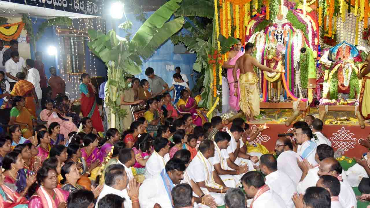 పోలీస్‌స్టేషన్‌లో పూజలందుకున్న ధర్మపురి లక్ష్మీనరసింహస్వామి.. ఘనంగా దక్షిణ దిగ్యాత్ర