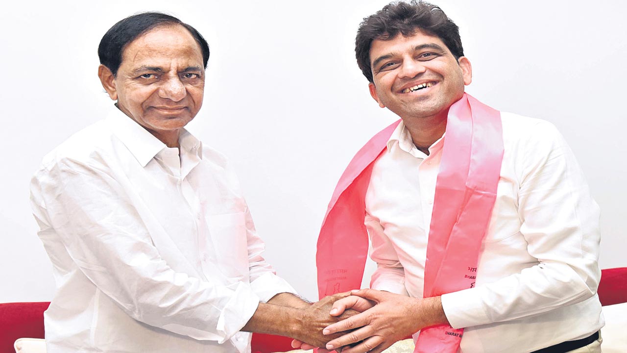 బీఆర్‌ఎస్‌లో ‘మహా’ చేరికలు