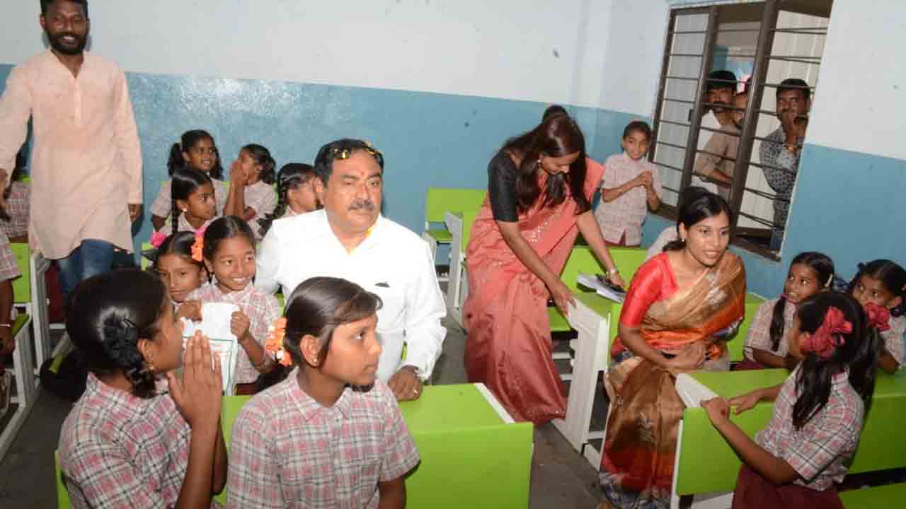 Minister Dayakar Rao | బడి బాగుందా? సౌలత్‌లు ఎట్లున్నయ్‌..? విద్యార్థులను ఆరా తీసిన మంత్రి ఎర్రబెల్లి