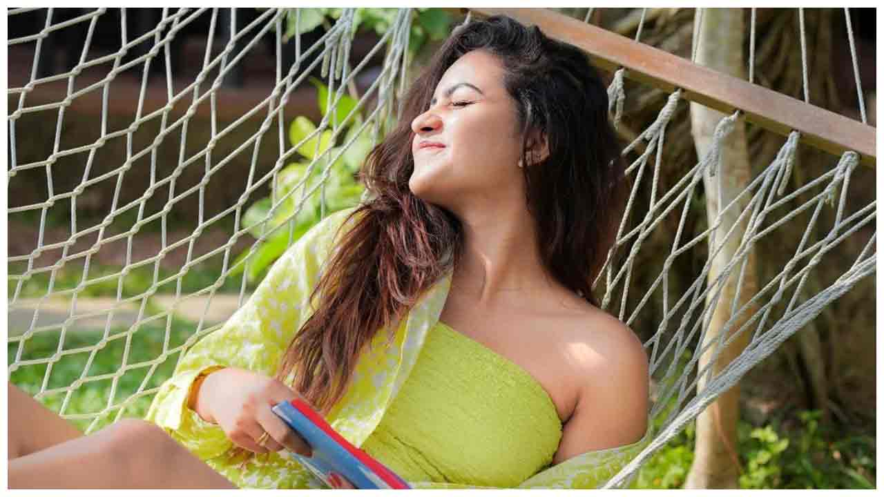 Deepika Pilli | మినీ నిక్కర్‌లో దీపికా పిల్లి అందాల దరువు..