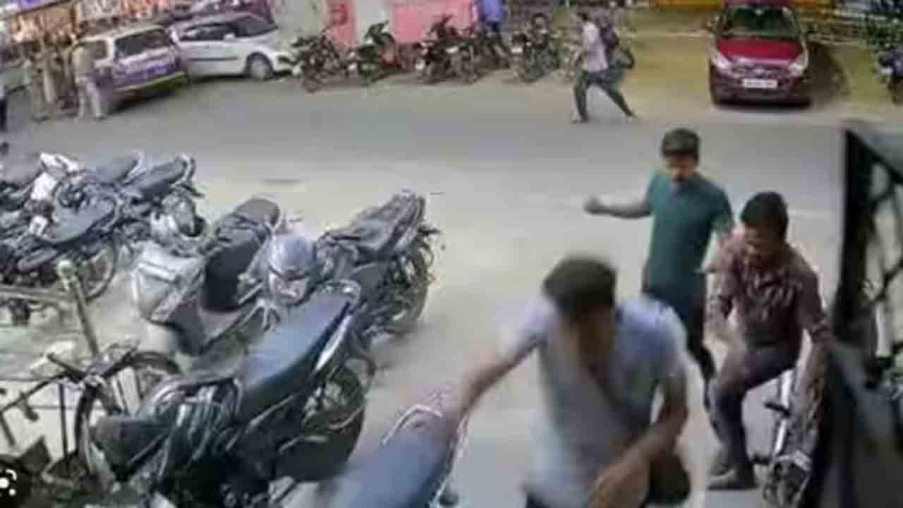 horrifying incident | కత్తితో గొంతు కోసుకుని.. పోలీస్‌ నుంచి పిస్టల్‌ లాక్కొని కాల్పులు జరిపిన వ్యక్తి