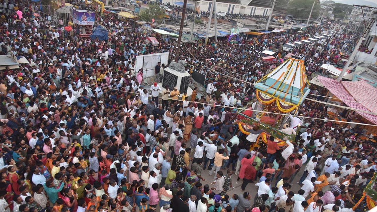 ధర్మపురిలో అంగరంగ వైభవంగా రథోత్సవం..! తరలివచ్చిన భక్తజనం