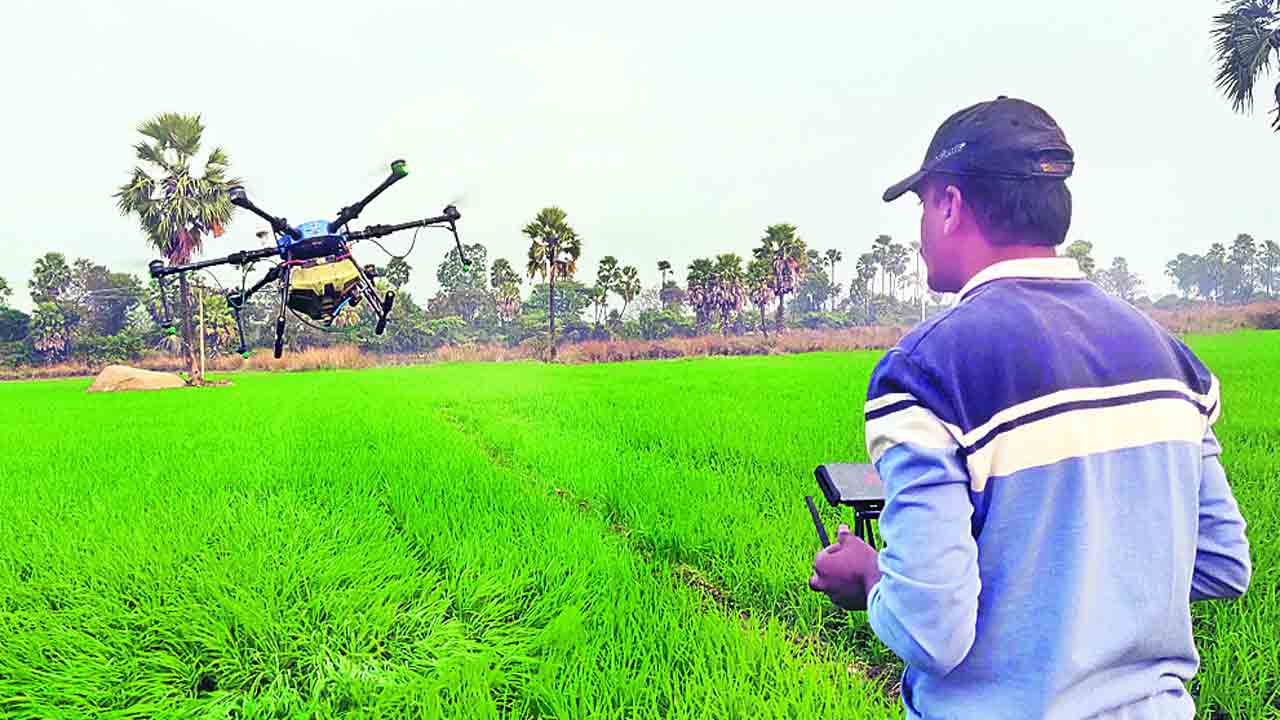 Agricultural Drone |  విస్తరిస్తున్న డ్రోన్‌ సేద్యం.. కూలీల కొరతతో వ్యవసాయంలో కొత్తపుంతలు