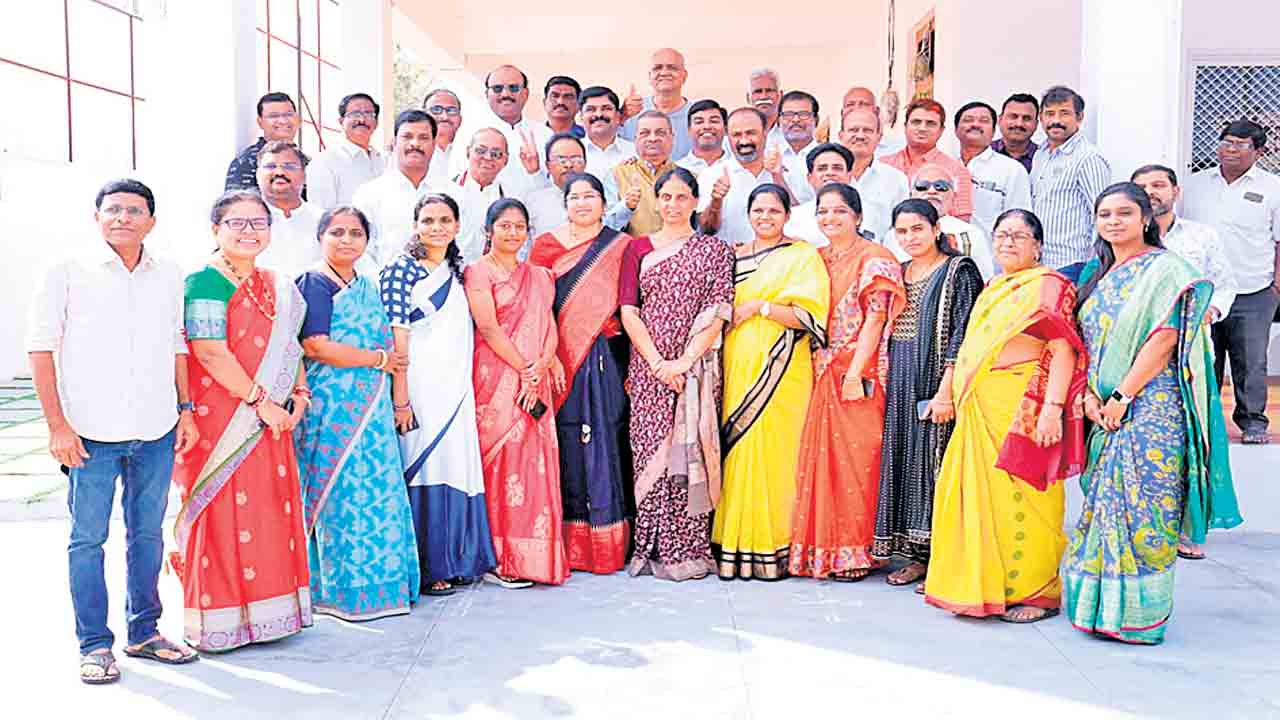 కాలనీల అభివృద్ధికి కృషి