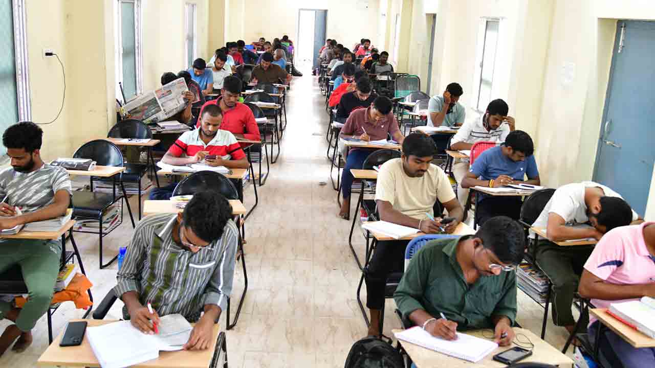 Government Job aspirants | ప్రతిపక్షాల మాటలు పట్టించుకోకుండా ప్రభుత్వోద్యోగాలకు యువత ప్రిపరేషన్‌