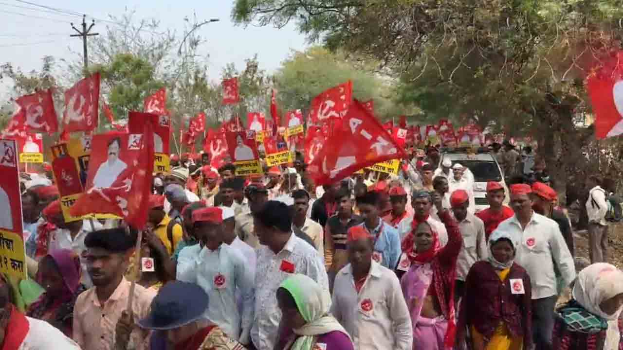 Farmers march | మహారాష్ట్రలో రైతుల భారీ నిరసన ర్యాలీ.. బారులు తీరిన వేలమంది రైతులు.. వీడియో