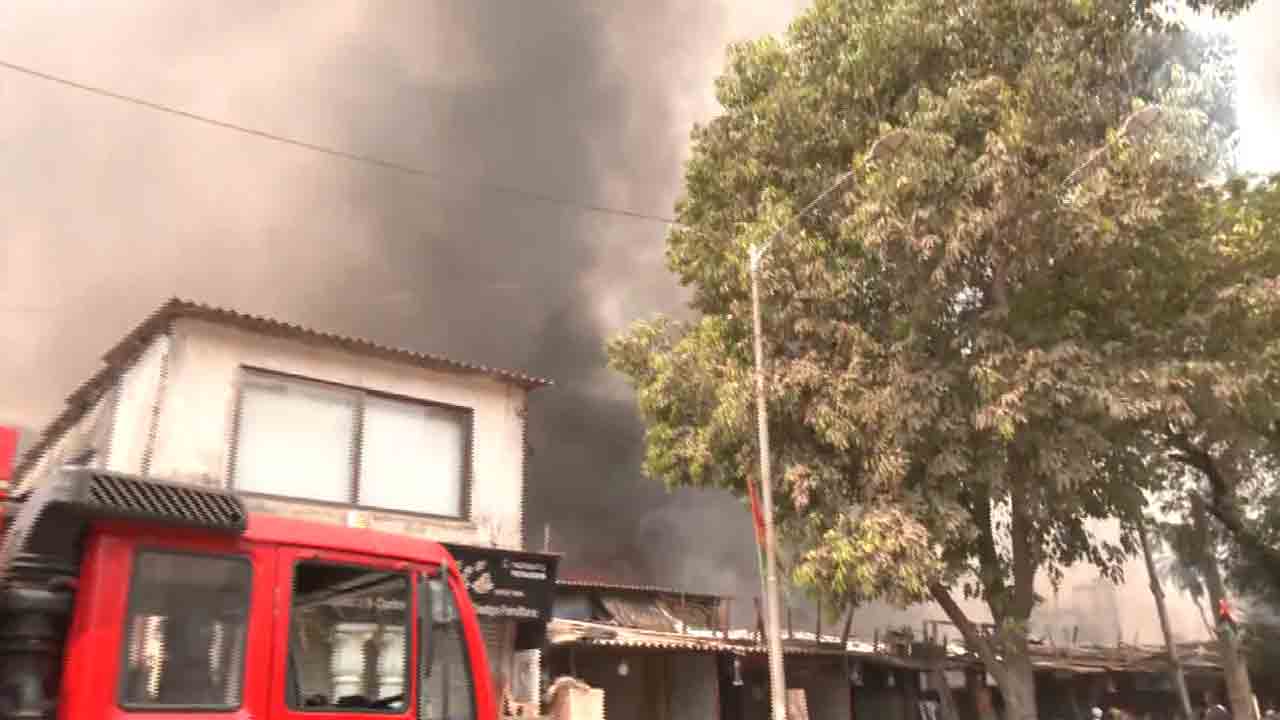 Fire accident | ఫర్నీచర్‌ గోదాంలో అగ్ని ప్రమాదం.. భారీగా ఎగిసిపడుతున్న మంటలు.. వీడియో