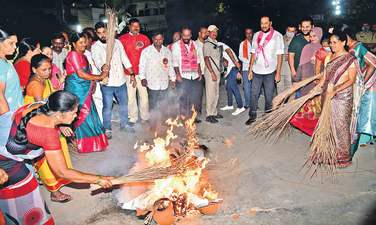 బండిని పిచ్చాసుపత్రిలో చేర్పిస్తాం