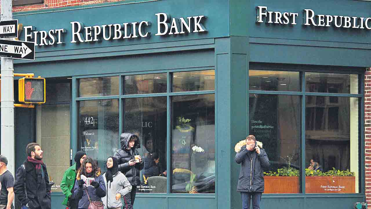 First Republic Bank | సంక్షోభంలో మరో అమెరికన్‌ బ్యాంక్‌.. ఎస్వీబీ, సిగ్నేచర్‌ బ్యాంక్‌ తర్వాత ఫస్ట్‌ రిపబ్లిక్‌ షేర్లు భారీగా పతనం