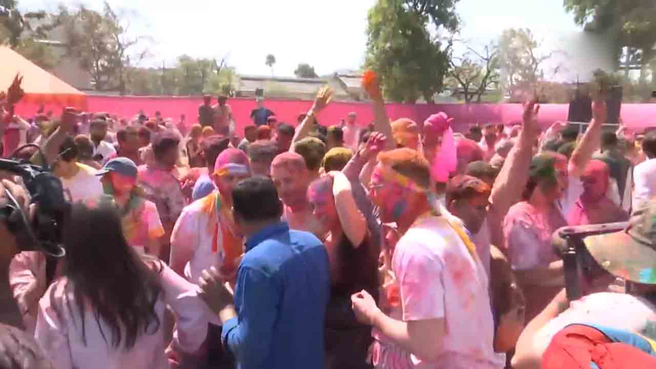 Holi Festival | హోలీ సంబురాల్లో విదేశీ పర్యాటకులు.. జైపూర్‌లో స్థానికులతో కలిసి సందడి.. వీడియో