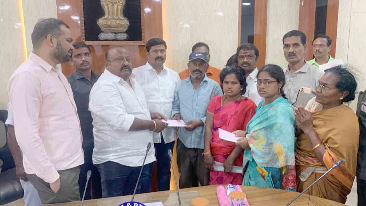 Financial assistance | మానేరు మృతుల కుటుంబాలకు ఆర్థిక సహాయం అందజేత