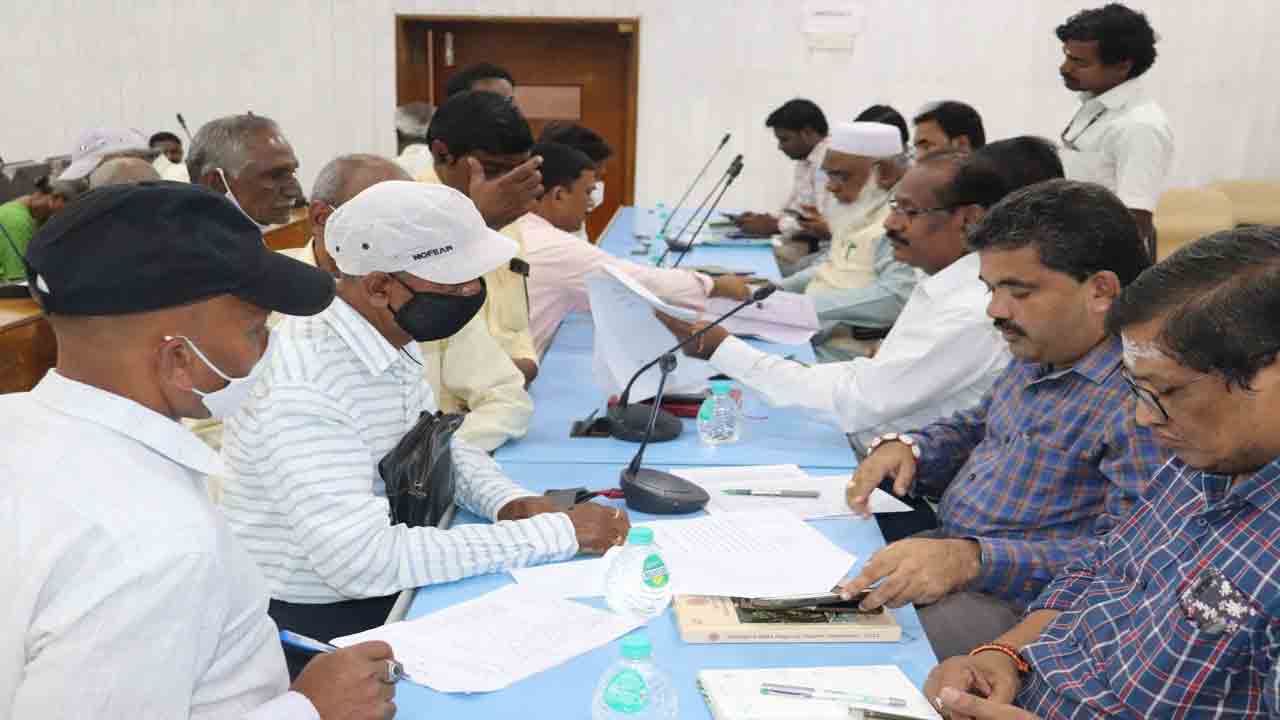 కాలనీల్లో వసతులు కల్పించాలి