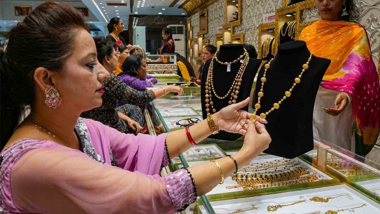 Gold Rate | ఆకాశాన్ని తాకుతున్న బంగారం ధరలు.. త్వరలోనే రూ.70,000 కు చేరే ఛాన్స్‌