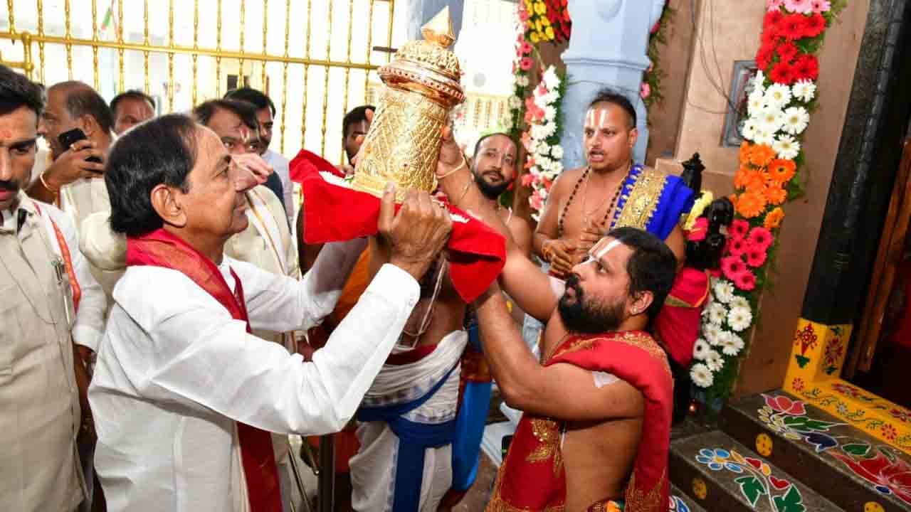 CM KCR Couple | తిమ్మాపూర్ వేంకటేశ్వరస్వామికి 2 కిలోలు బంగారు కిరీటం.. సమర్పించిన సీఎం కేసీఆర్ దంపతులు