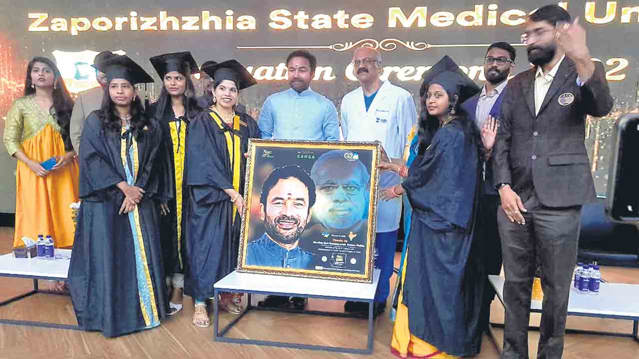 ఉక్రెయిన్‌ మెడికోలకు ఎంబీబీఎస్‌ పట్టాలు ప్రదానం