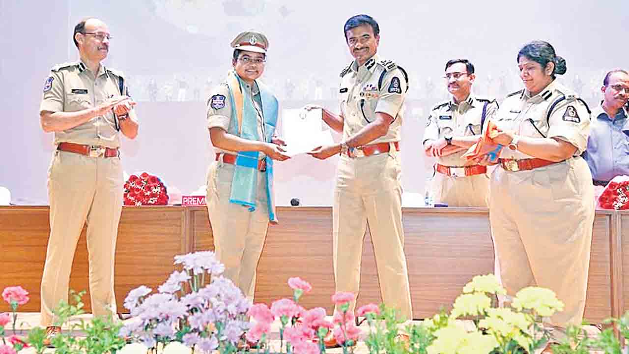 తల్లిగా.. భార్యగా.. అధికారిగా.. మహిళా పోలీసులవి బహుముఖ బాధ్యతలు