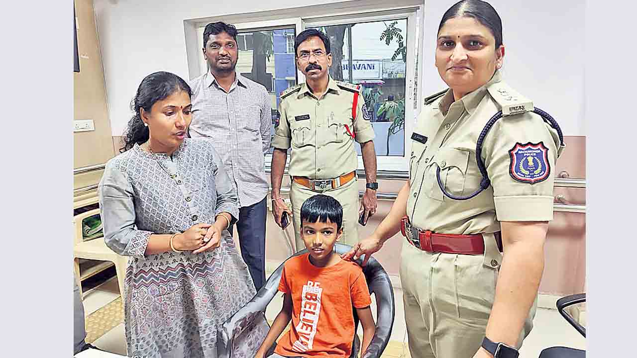 బాలుడు అదృశ్యం.. రెండుగంటల్లోనే తల్లిదండ్రుల చెంతకు