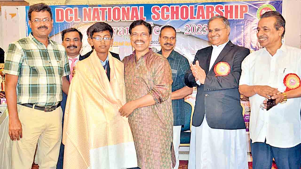 విద్యార్థులు అన్నిరంగాల్లో రాణించాలి