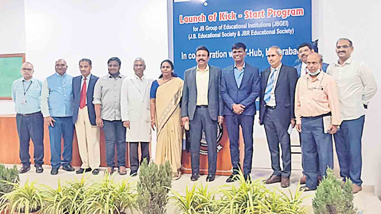 వినూత్నంగా ఆలోచిస్తే ఉద్యోగాలిచ్చే స్థాయికి ఎదుగొచ్చు