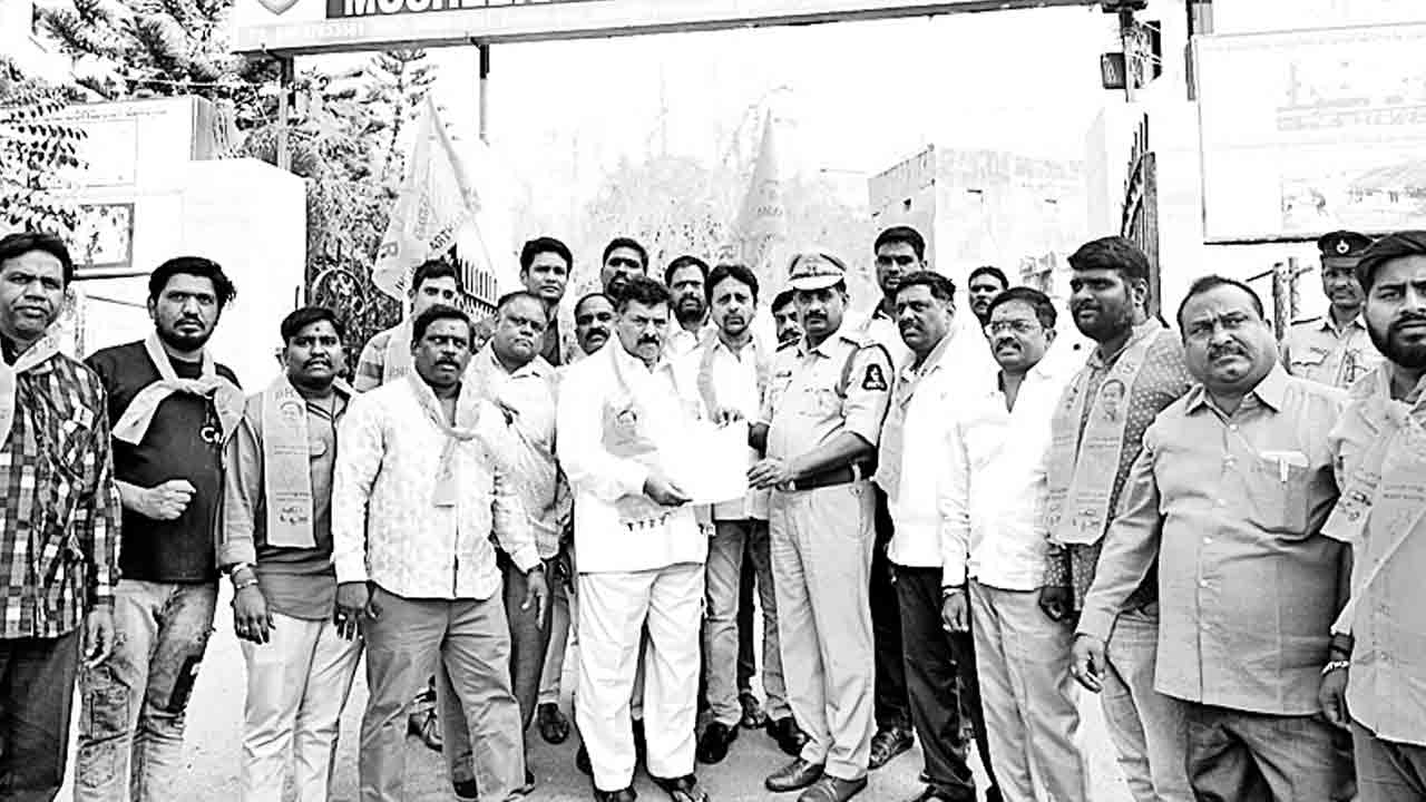 బండి సంజయ్‌పై ఫిర్యాదుల వెల్లువ