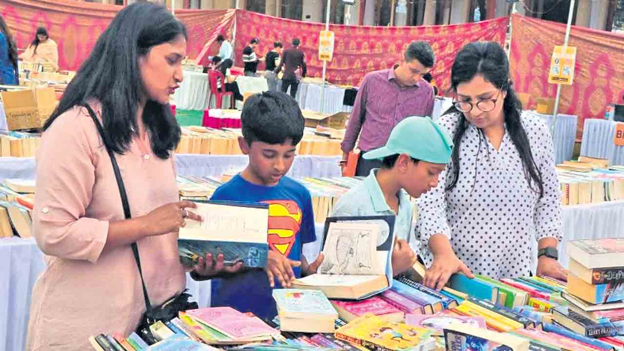పుస్తక పఠనం.. జ్ఞాన సాధనం