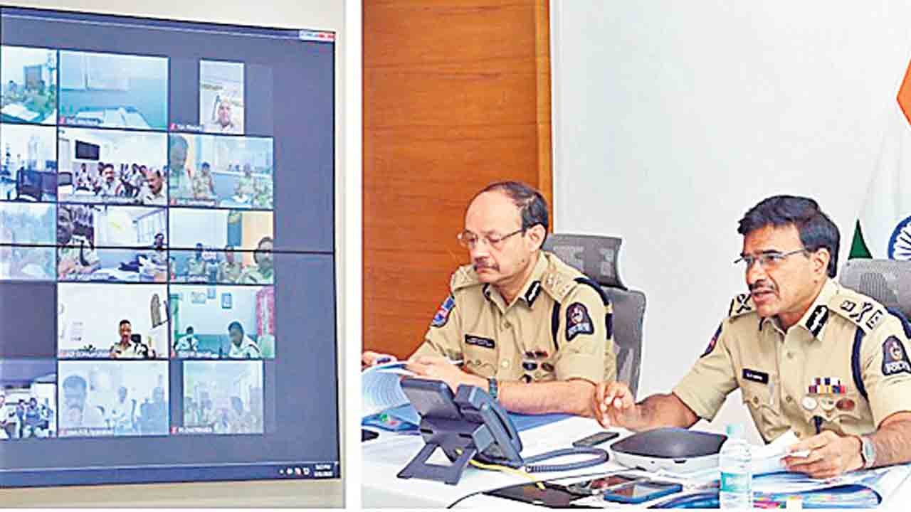 పోలీసులు అప్రమత్తంగా ఉండాలి