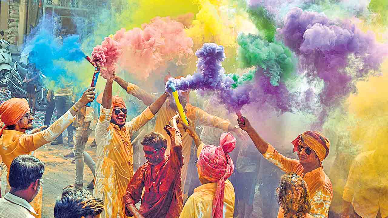 సంబురాల హోలీ.. రేపు ఉదయం వరకు వైన్‌ షాపులు బంద్‌